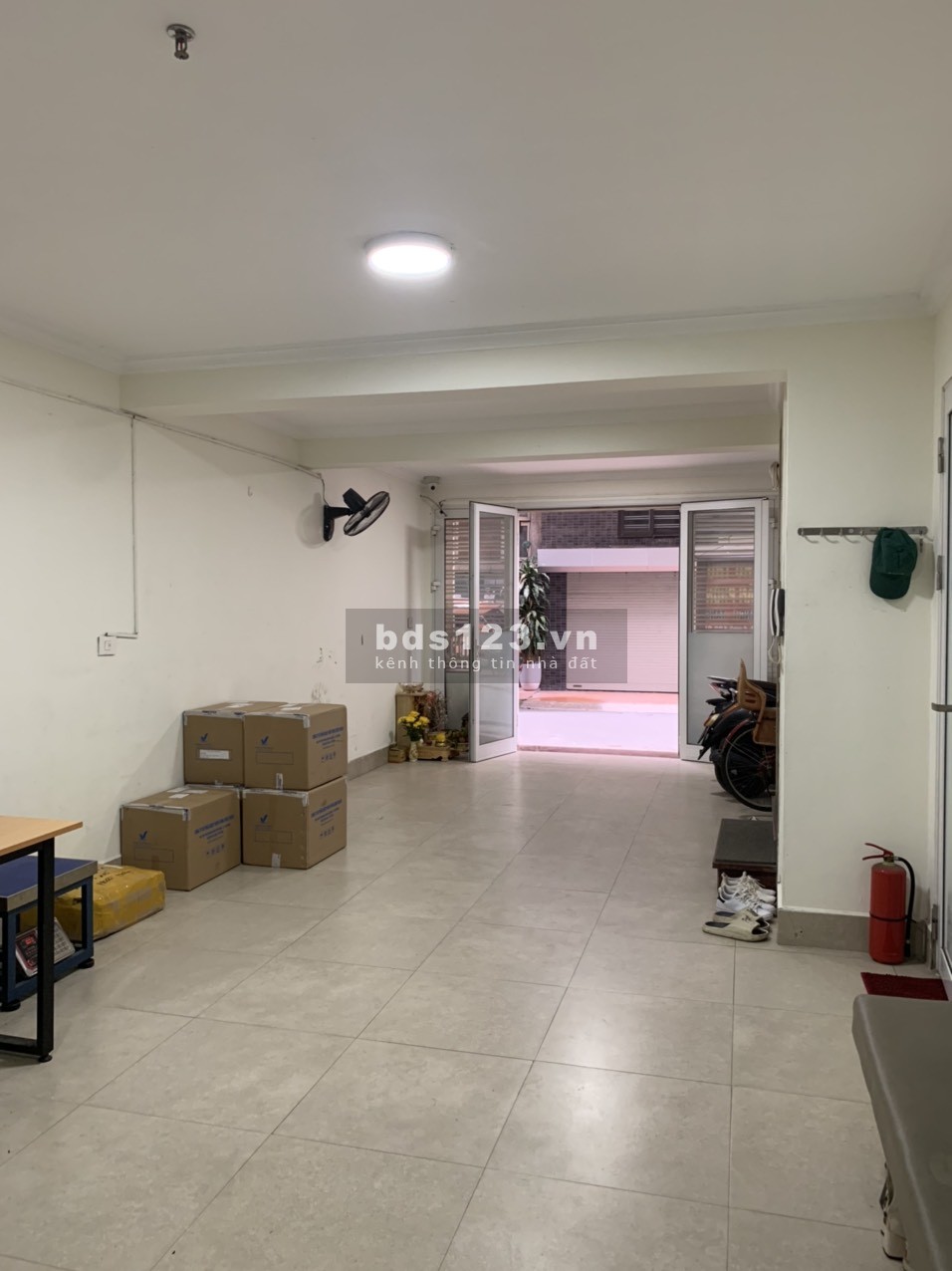 Chính chủ cho thuê tầng 1 + 2 làm văn phòng, gần cầu vượt Mai Dịch, đường 8m, nhà sạch đẹp