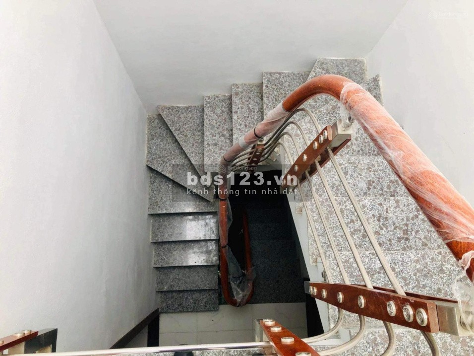 Nhà nhỏ phố Ngọc Khánh ô tô qua tiện kinh doanh 14m2x3T giá 2,6 tỷ