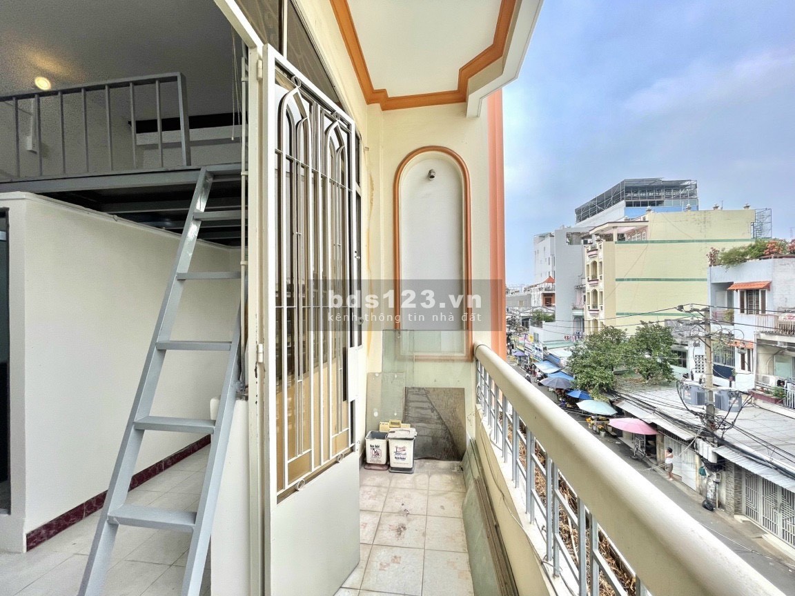 Rẻ - Phòng Bình Thạnh có gác, ban công rộng, có sẵn máy lạnh, tại Bùi Đình Túy