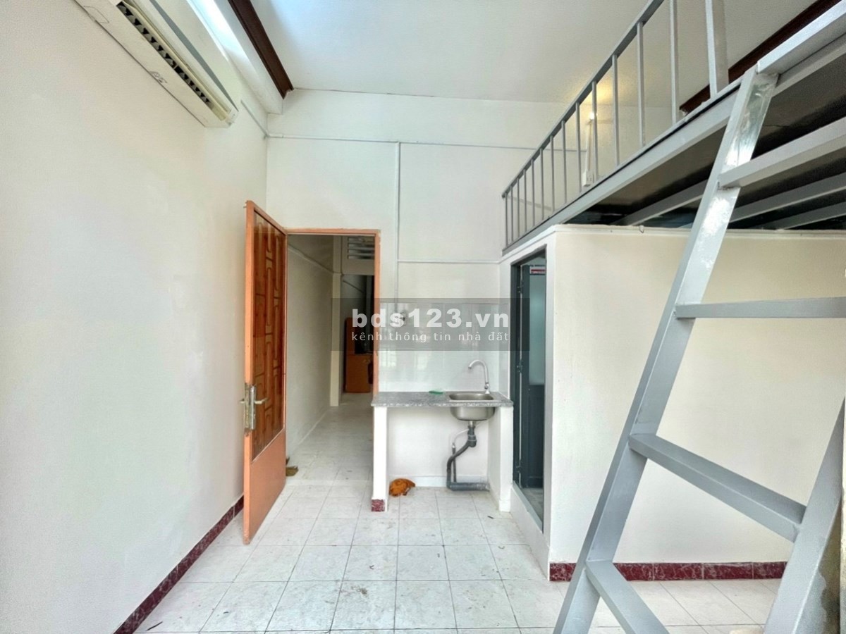 Rẻ - Phòng Bình Thạnh có gác, ban công rộng, có sẵn máy lạnh, tại Bùi Đình Túy