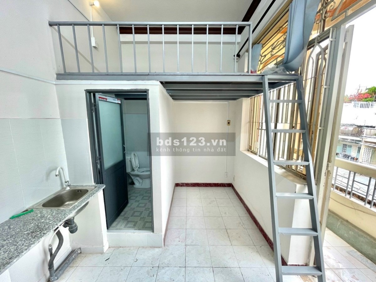 Rẻ - Phòng Bình Thạnh có gác, ban công rộng, có sẵn máy lạnh, tại Bùi Đình Túy