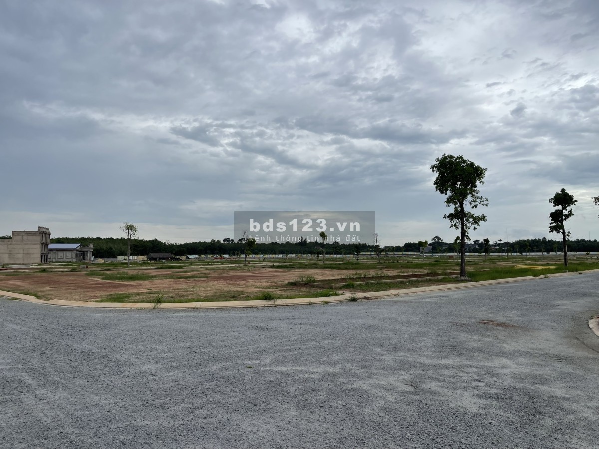 Cần bán lô đất mặt tiền công viên 1ha