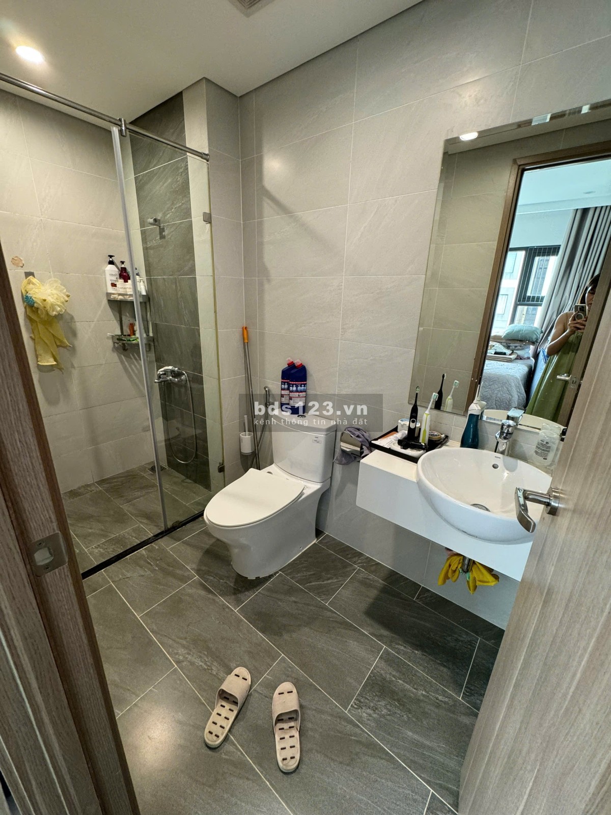 Cần bán 2PN+1, 2WC, 63m2 có đồ view bể bơi đẹp 3.85 tỷ Vinhomes Smart