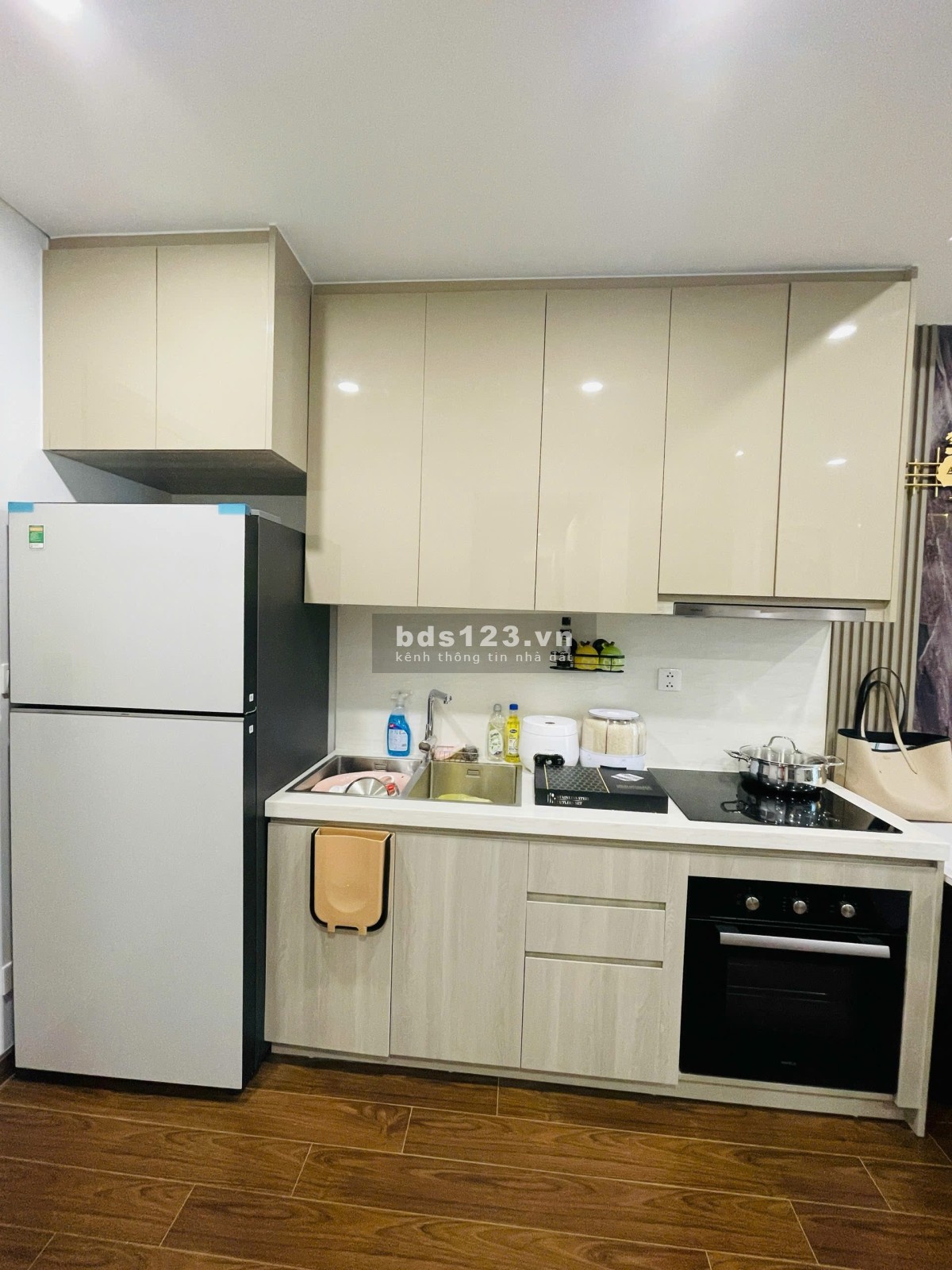 Chị gái em cần bán gấp căn Studio 30m2 toà D Masteri Vinhomes Smartcity