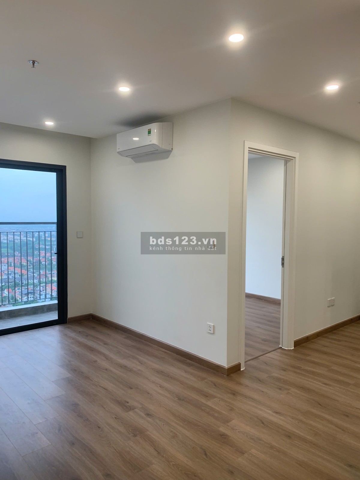 Bán căn 2N full đồ đã có sổ tại Vinhomes Smart City giá 3.520 tỷ.
