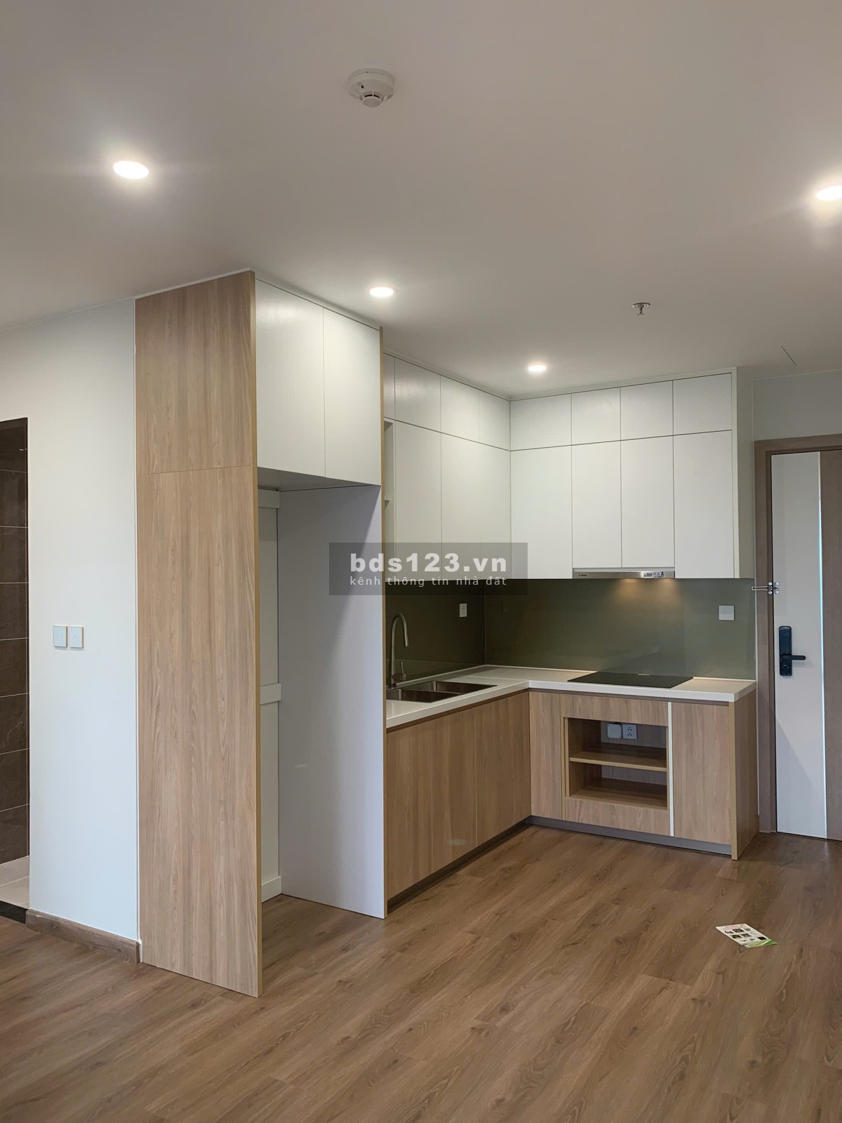 Bán căn 2N full đồ đã có sổ tại Vinhomes Smart City giá 3.520 tỷ.