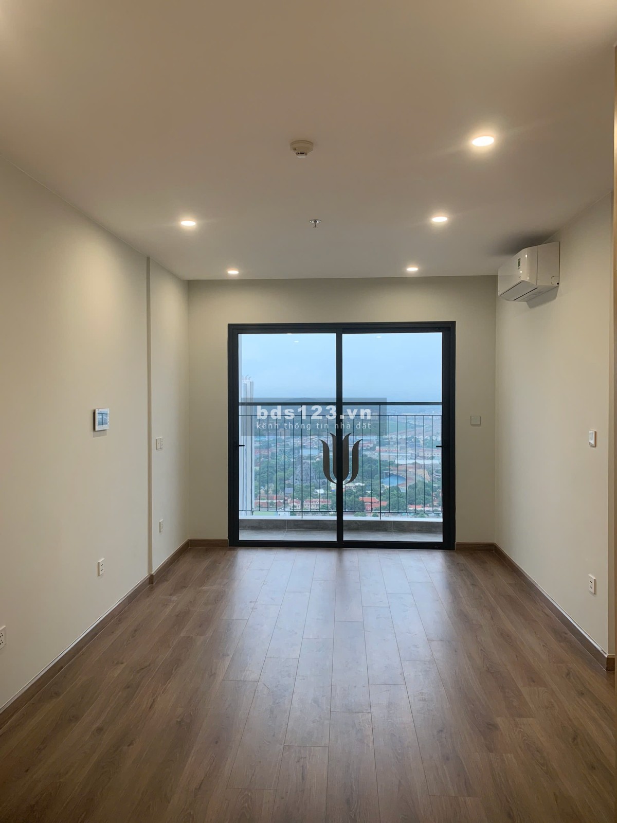 Bán căn 2N full đồ đã có sổ tại Vinhomes Smart City giá 3.520 tỷ.