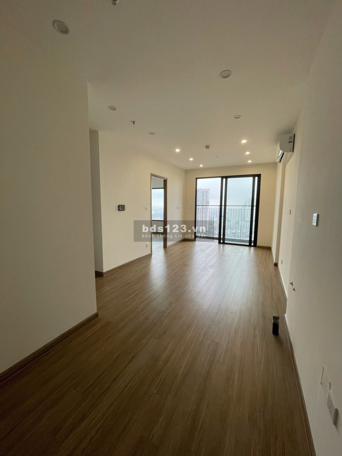Bán căn 2 ngủ 54m2, SA3 tầng trung đẹp, view nội khu GIÁ 3,520 vào ở luôn ở Vinhomes Smart City.
