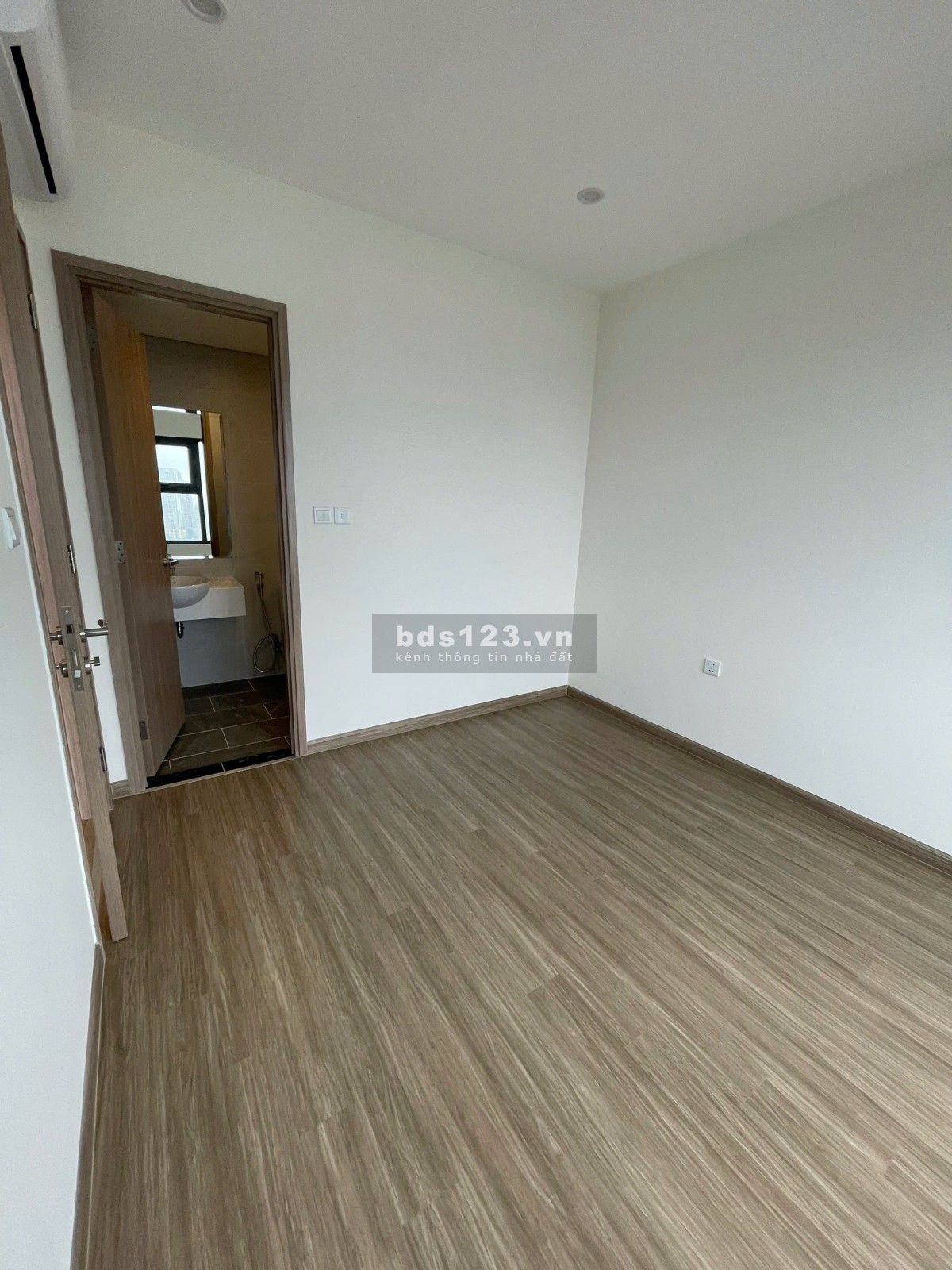 Bán căn 2 ngủ 54m2, SA3 tầng trung đẹp, view nội khu GIÁ 3,520 vào ở luôn ở Vinhomes Smart City.