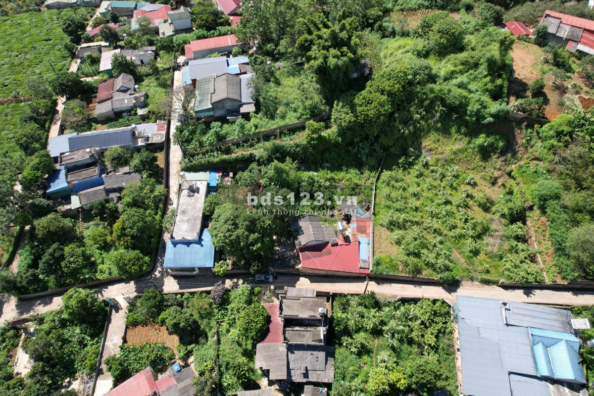 Lô đất trung tâm tt Nông trường Mộc châu, dt700m2 sẵn 200m2 thổ cư, sẵn nhà trên đất