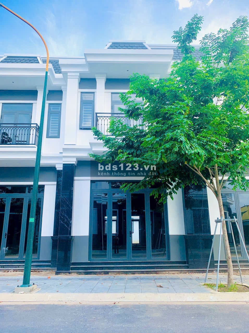 Nhà ở thương mại,shophouse có sổ hồng riêng. LH e ngay 0963 407079 để được hỗ trợ và xem trực tiếp ạ