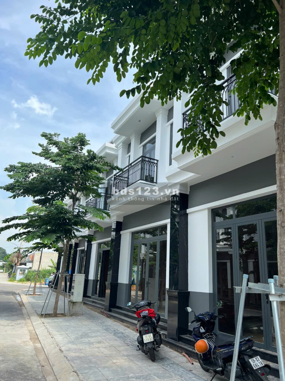 Nhà ở thương mại,shophouse có sổ hồng riêng. LH e ngay 0963 407079 để được hỗ trợ và xem trực tiếp ạ