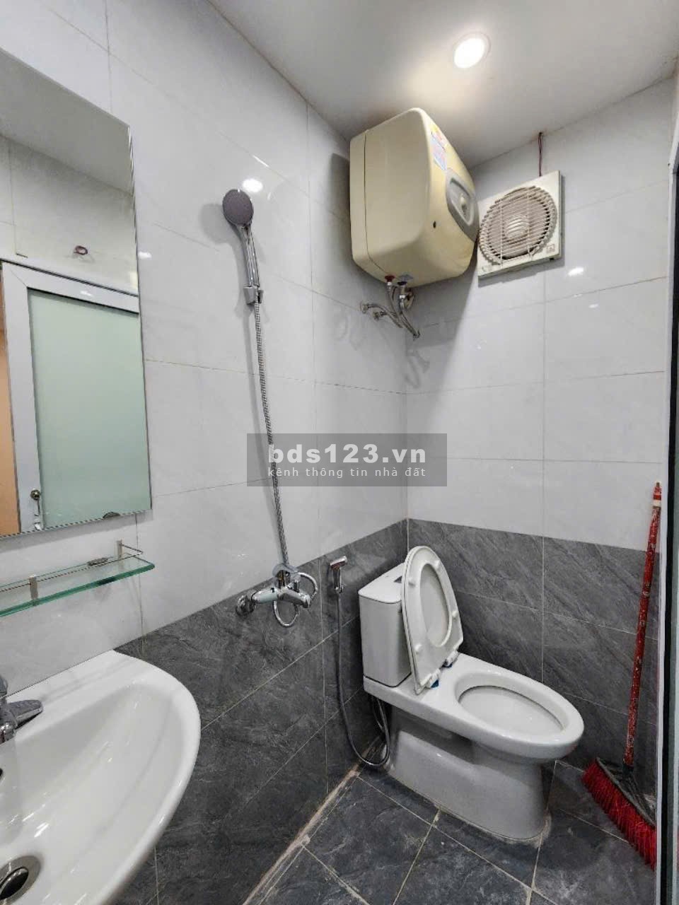 Bán Căn Hộ Đường Láng, 63m2 x 6m Mặt tiền x Chỉ 1,95 tỷ