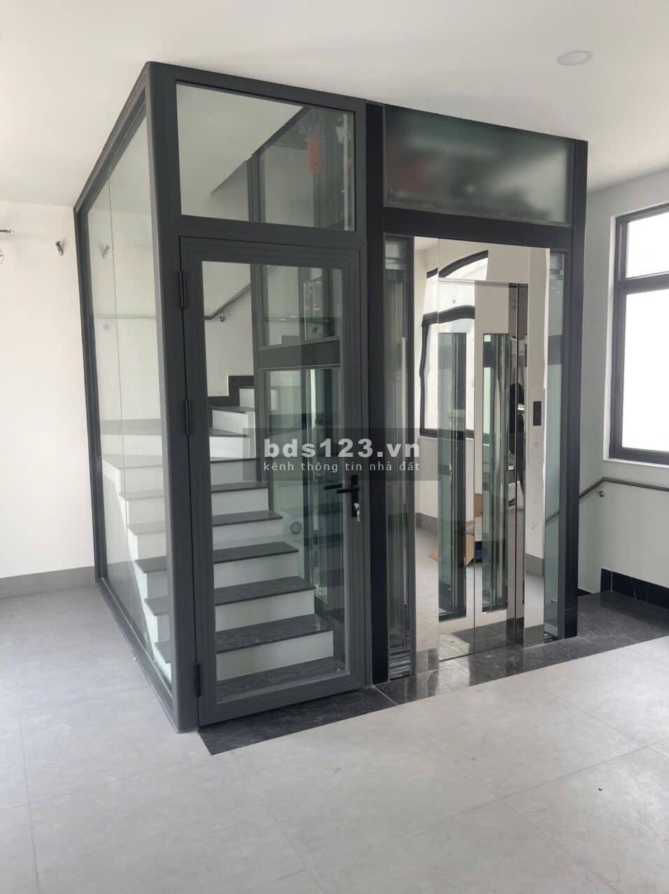 NHÀ PHỐ CHO THUÊ MÁY LẠNH - NGĂN PHÒNG - THANG MÁY - BẾP RÈM
