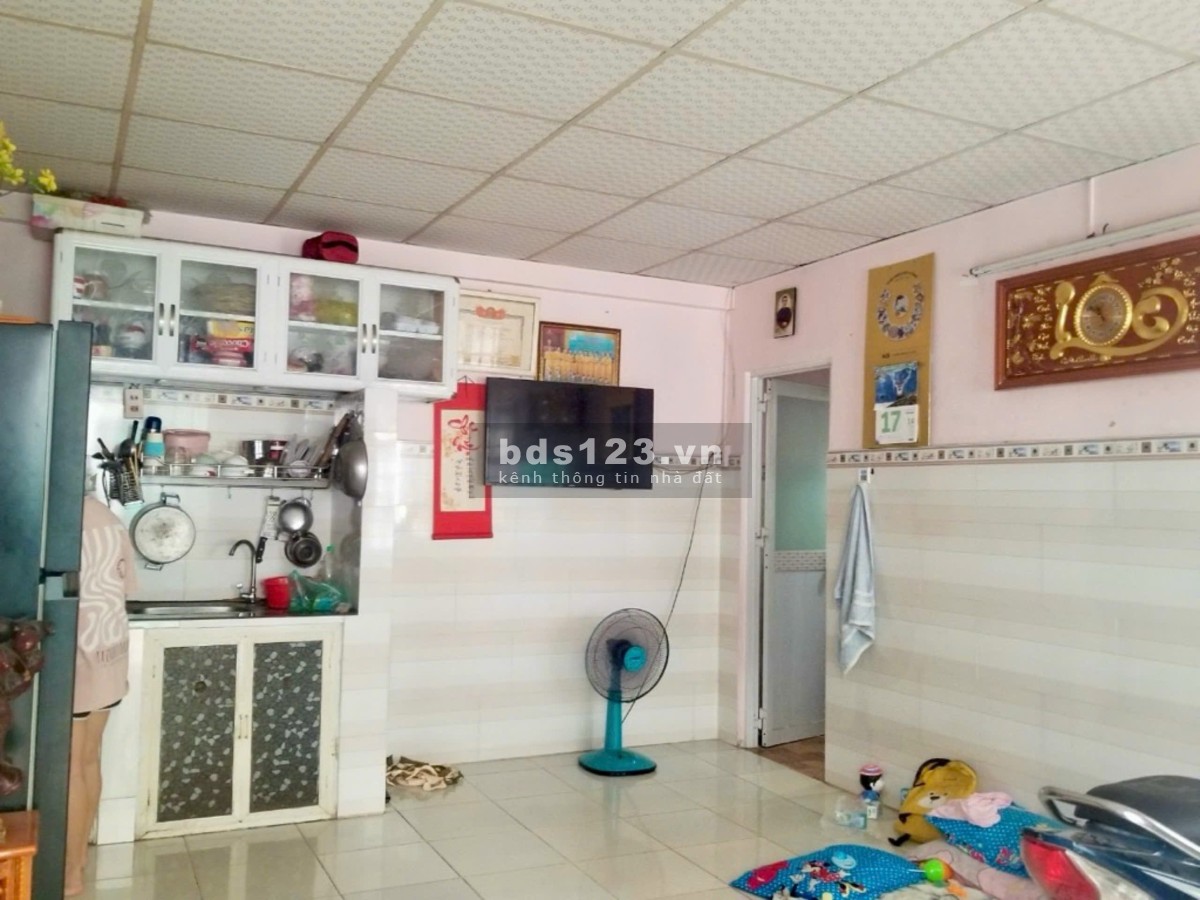 Nhà Hẻm ngay chợ Lạc Quang, 35m2, 2 tầng, Chỉ 2.XX
