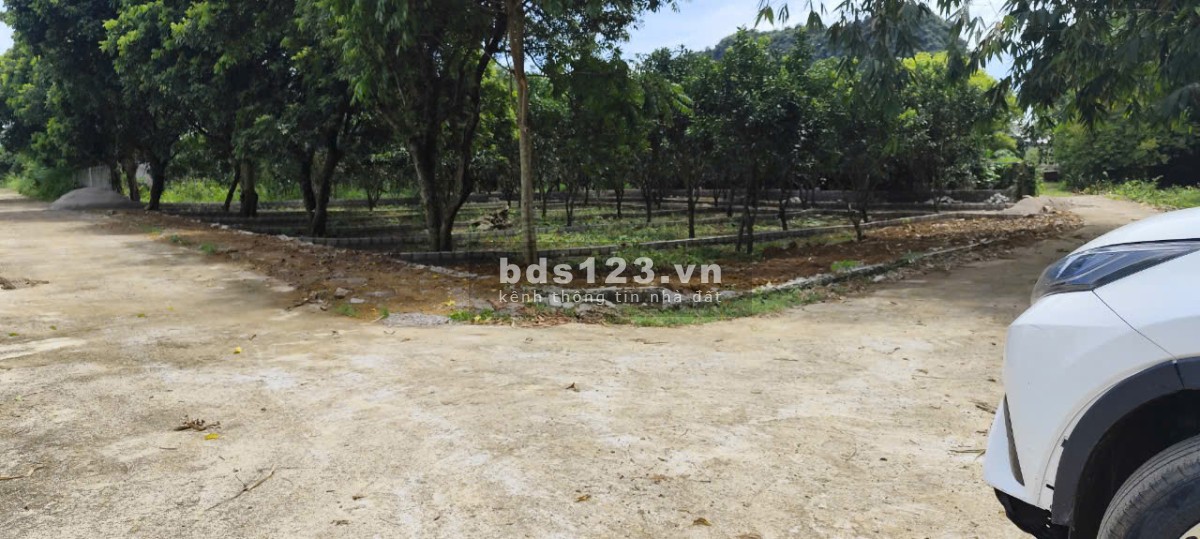 Bán đất liền kề gần TT Hàng Trạm giá 195trieu/lô 110m đường 6m cách QL12B chỉ 300m bao sổ hồng