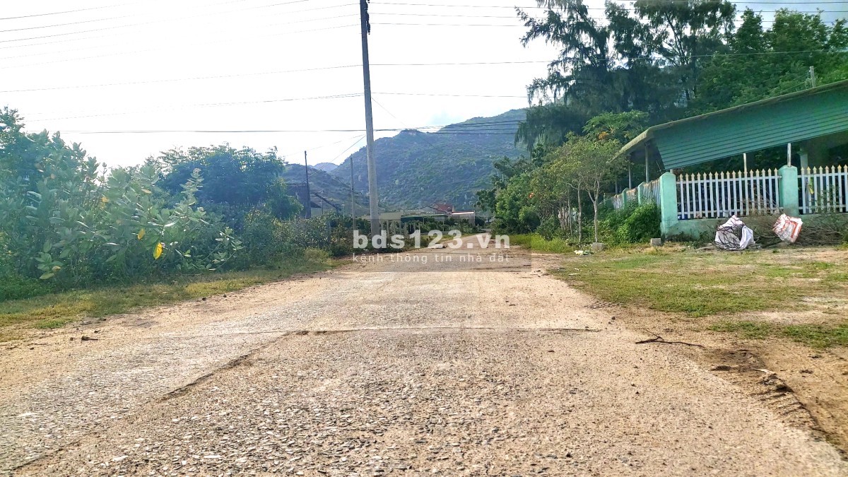 Bán 400mv Đất Liên kế mặt tiền đường Xí Nghiệp Muối Cà Ná tiện nghỉ dưỡng, tiện kinh doanh
