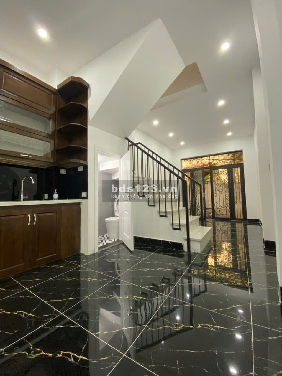 MỘT CĂN NHÀ ĐẸP TRONG TẦM GIÁ RẺ NHÀ ĐẸP Ở LUÔN - 60M RA ÔTÔ - CỰC GẦN PHỐ - ĐI BỘ RA HỒ TÂY TẦM 10P