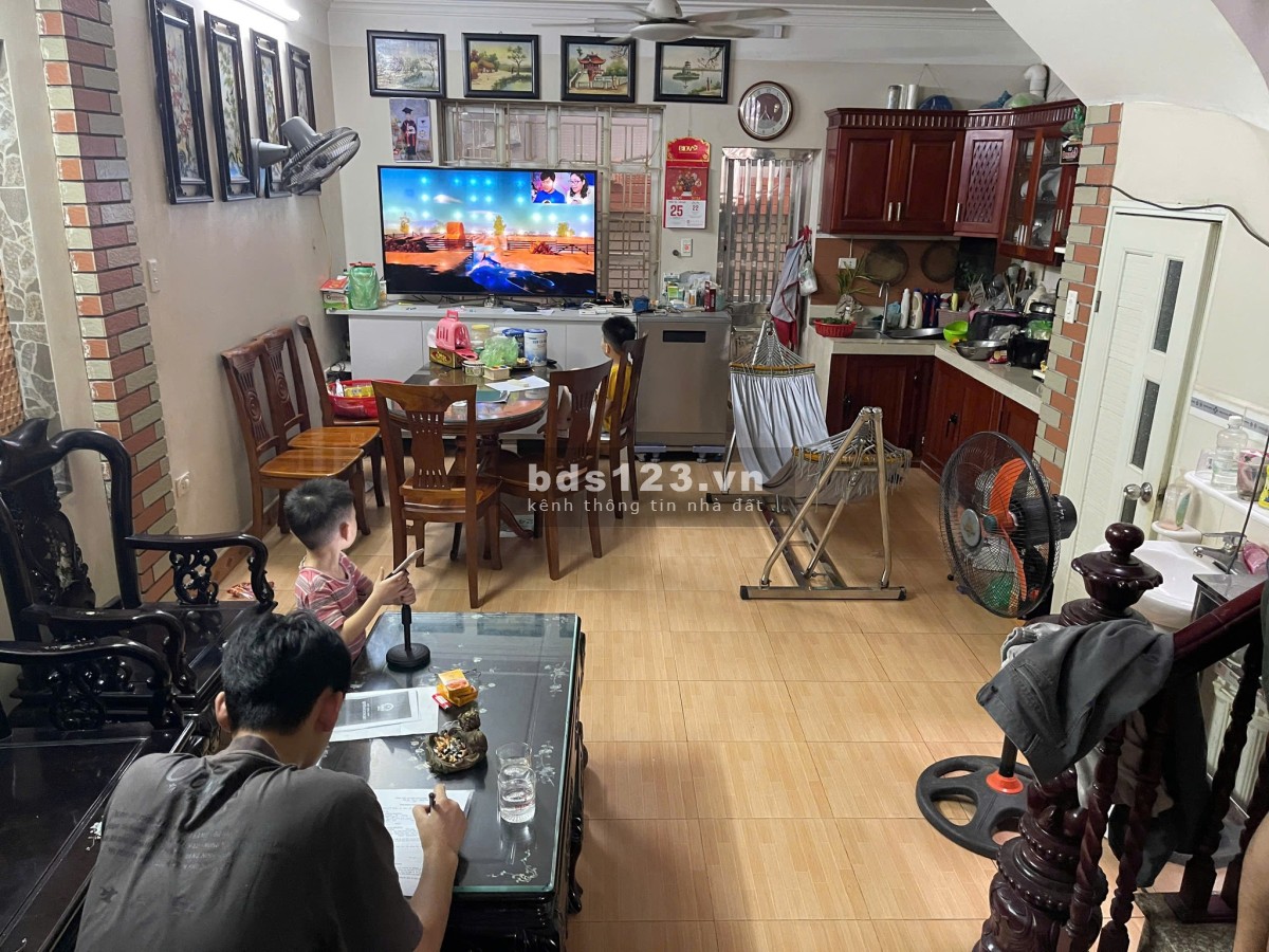 NHÀ ĐẸP -VIEW SÔNG HỒNG -GẦN MẶT ĐƯỜNG - CÓ GARA OTO - NHÀ THOÁNG MÁT - CHỦ SẴN SÀNG ĐỂ LẠI NỘI THẤT