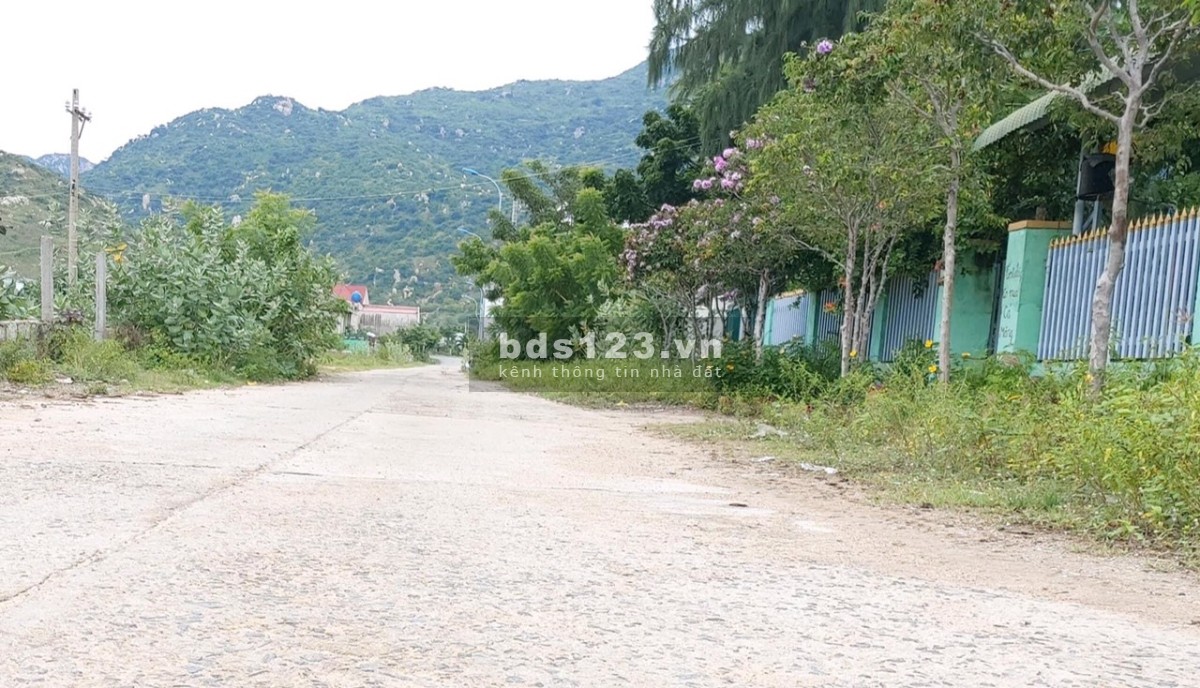 Bán 400mv Đất Liên kế mặt tiền đường Xí Nghiệp Muối Cà Ná tiện nghỉ dưỡng, tiện kinh doanh