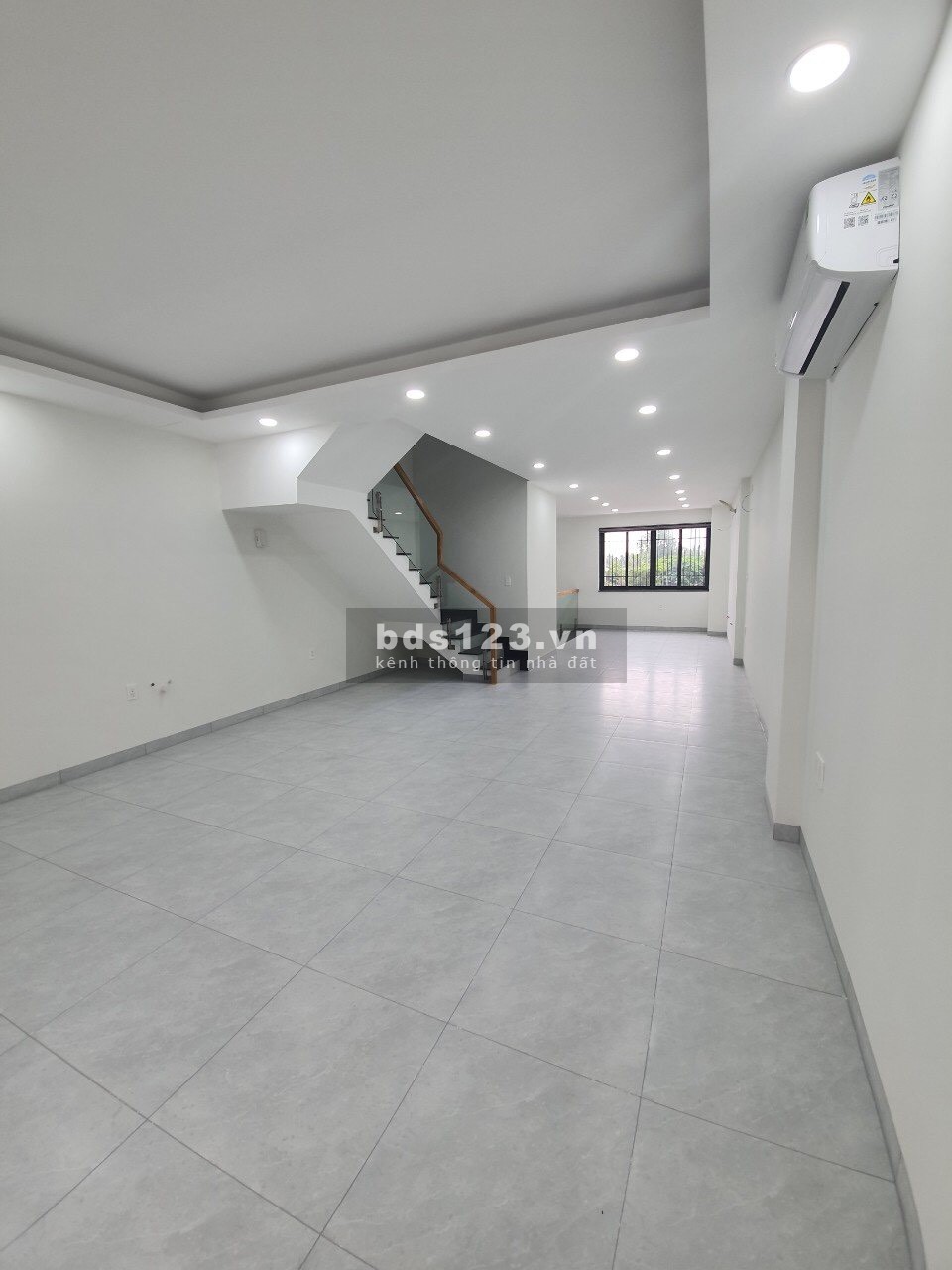 Cho thuê Nhà phố mới 100%, 3 tầng - liền kề khu căn hộ 3700 căn. Giá 29 triệu. LH: 0906 600 593