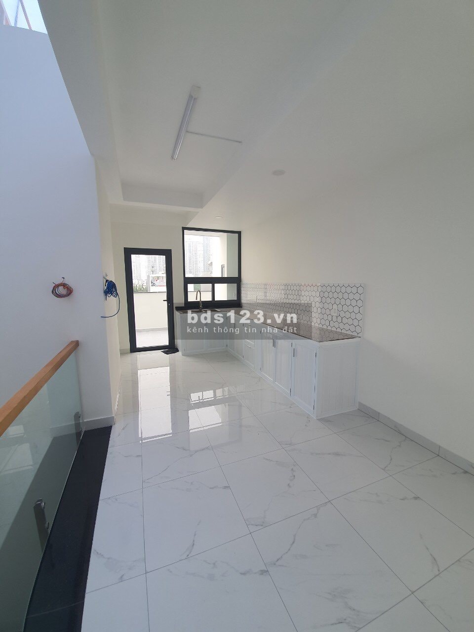 Cho thuê Nhà phố mới 100%, 3 tầng - liền kề khu căn hộ 3700 căn. Giá 29 triệu. LH: 0906 600 593