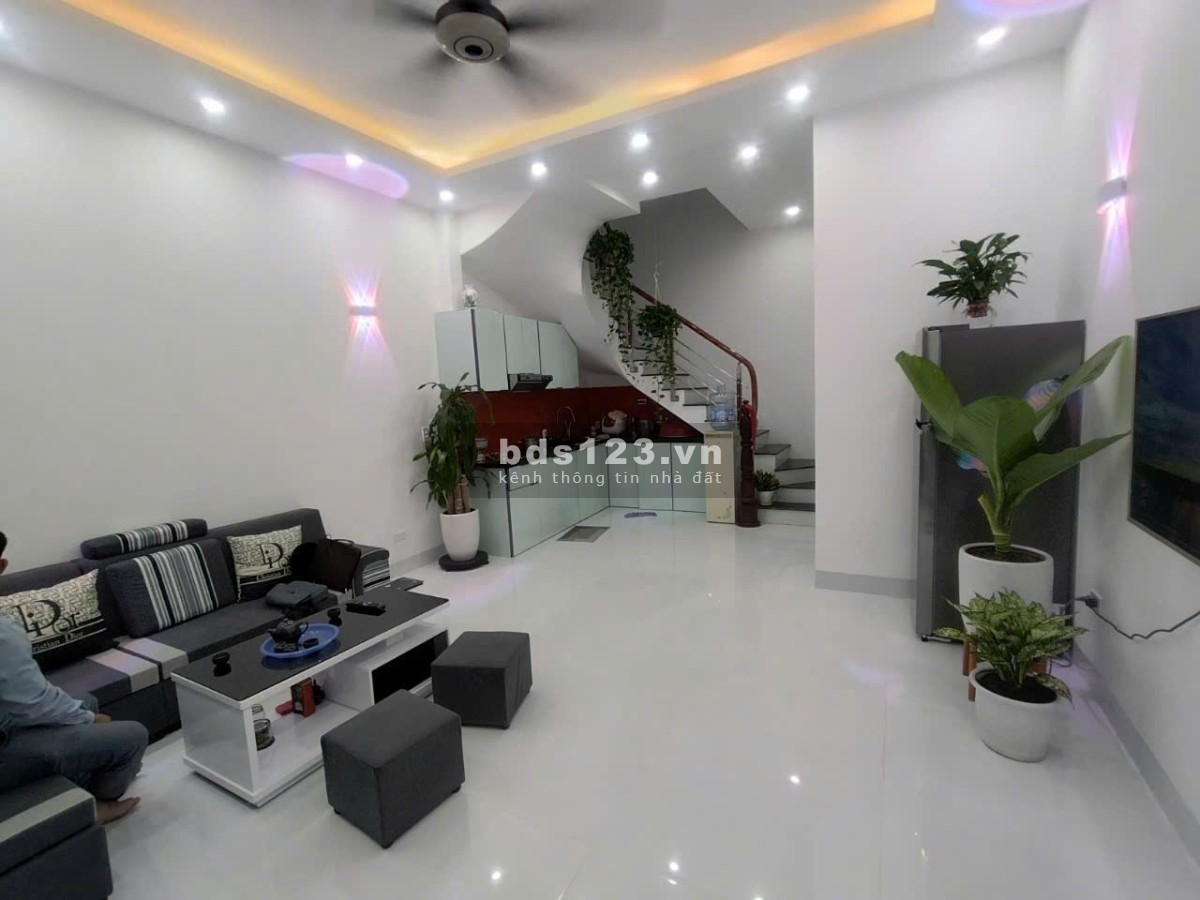 NHÀ CỰC ĐẸP GẦN PHỐ, CÁCH ĐƯỜNG Ô TÔ TRÁNH 20M. CHỈ VIỆC SÁCH ĐỒ VỀ Ở.
