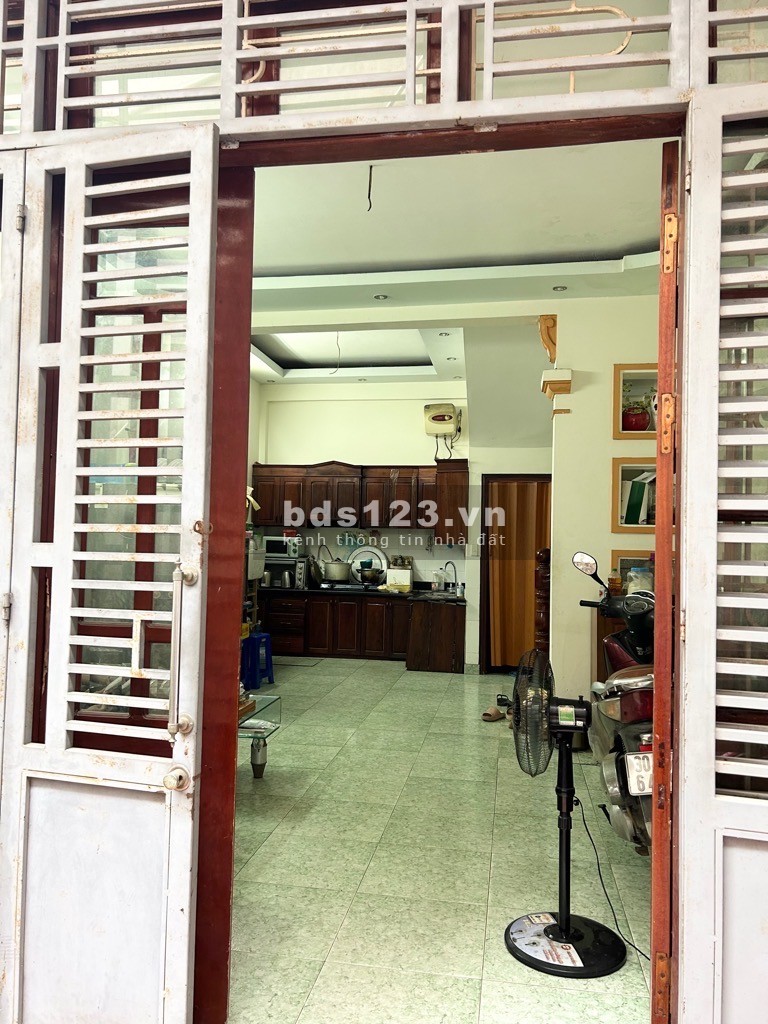 BÁN NHÀ TRẦN BÌNH, NHÀ CŨ MỚI SƠN SỬA LẠI ĐẸP LONG LANH....,