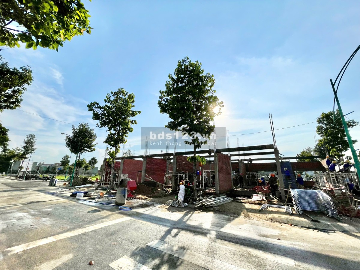 Bán nhà liền kề bàn giao hoàn thiện cách ngã 4 Bình Chuẩn 200m, giá 3 tỷ 3 1 trệt 1 lầu