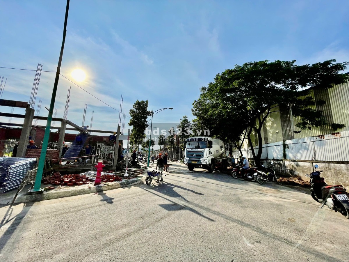 Bán nhà liền kề bàn giao hoàn thiện cách ngã 4 Bình Chuẩn 200m, giá 3 tỷ 3 1 trệt 1 lầu