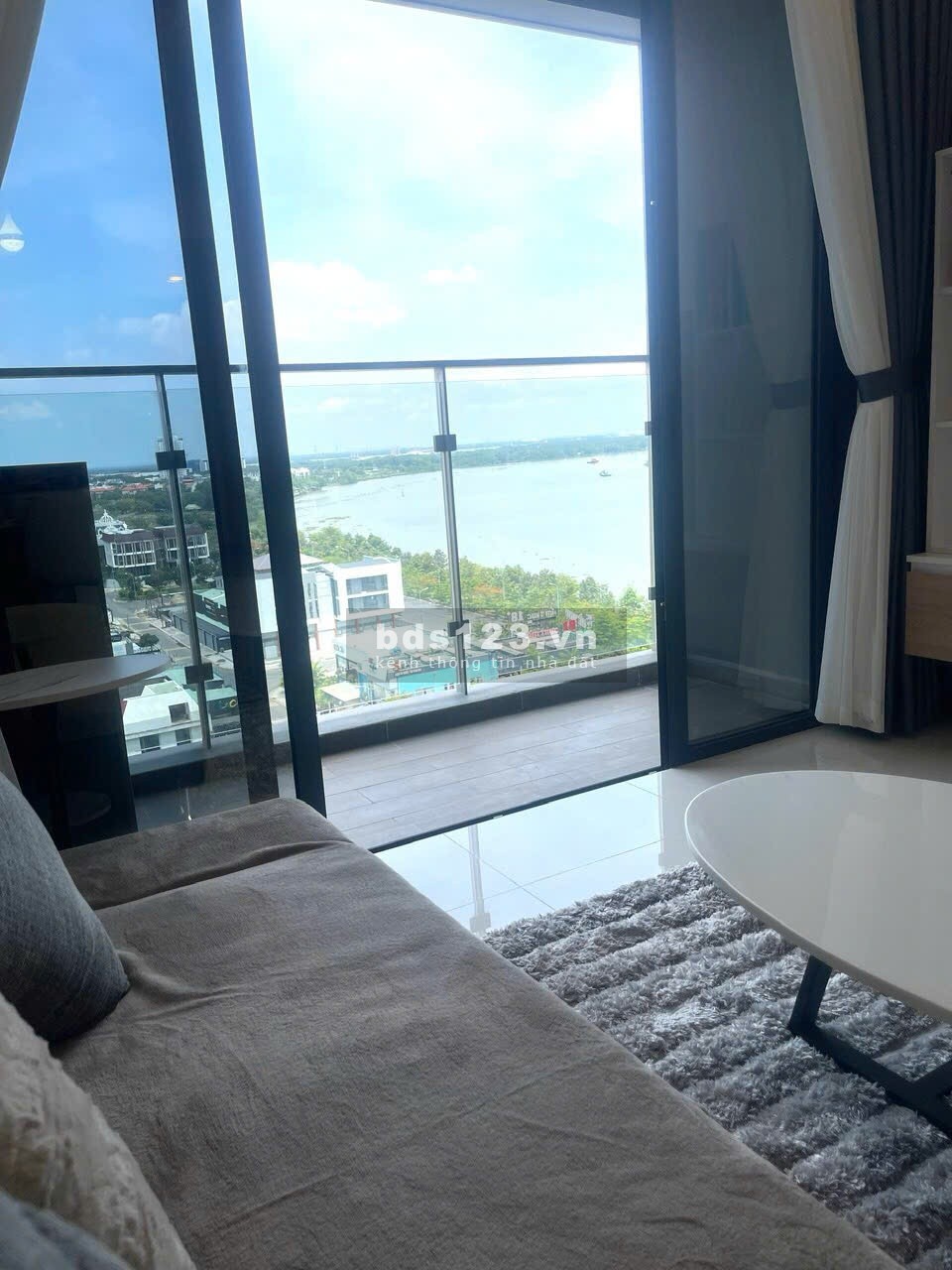 Chủ gửi cho thuê căn hộ 2 phòng ngủ cao cấp, hướng Đông Nam thoáng mát tại One Verandah Quận 2