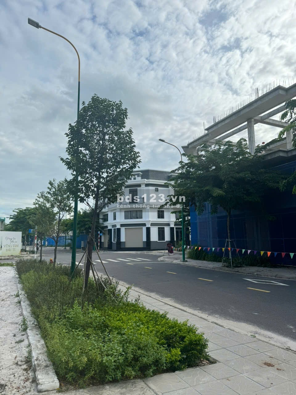 Chuyển về Sài Gòn sống nên bán gấp căn nhà ngay KCN Mỹ Phước, Bình Dương, 5x16, Giá: 2.4 tỷ (TL)