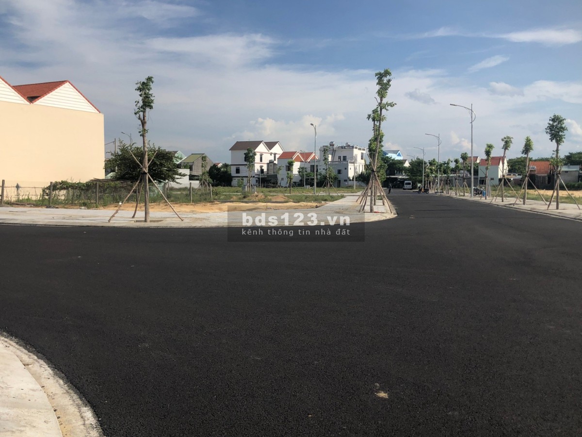 Bán gấp lô gốc 309.5m2 tại đường 28 tháng 3, TP Hội An. Cắt lỗ hơn 300 triệu. Sổ đỏ công chứng ngay
