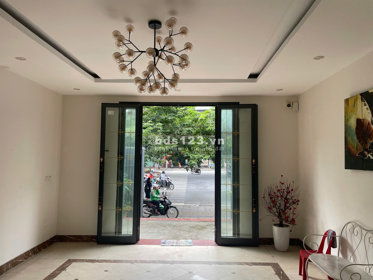 Cho thuê căn góc cc mặt đường Minh Khai, HBT, HN