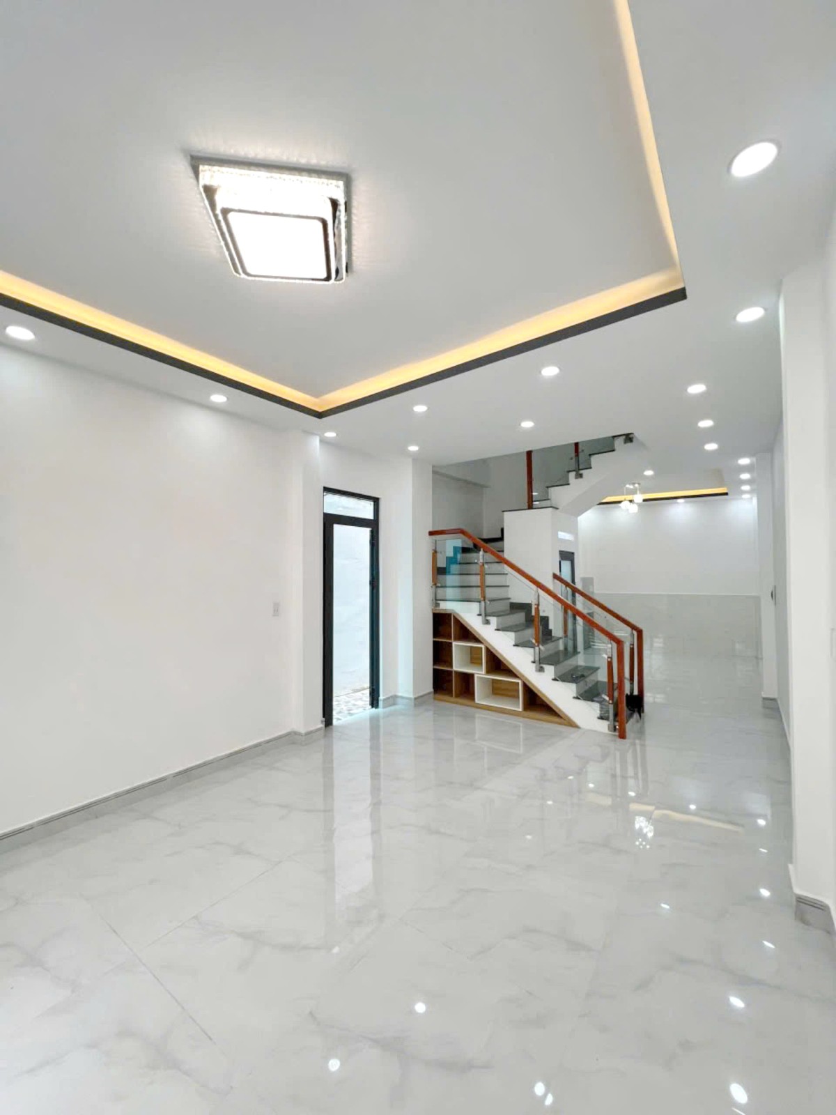 Nhà mới Trệt/Lầu hẻm Nguyễn Thị Tần P2Q8