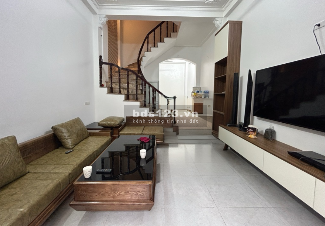Bán nhà 5 tầng tặng nội thất, phố Hoa Lâm 36m2 giá nhỉnh 5 tỷ.