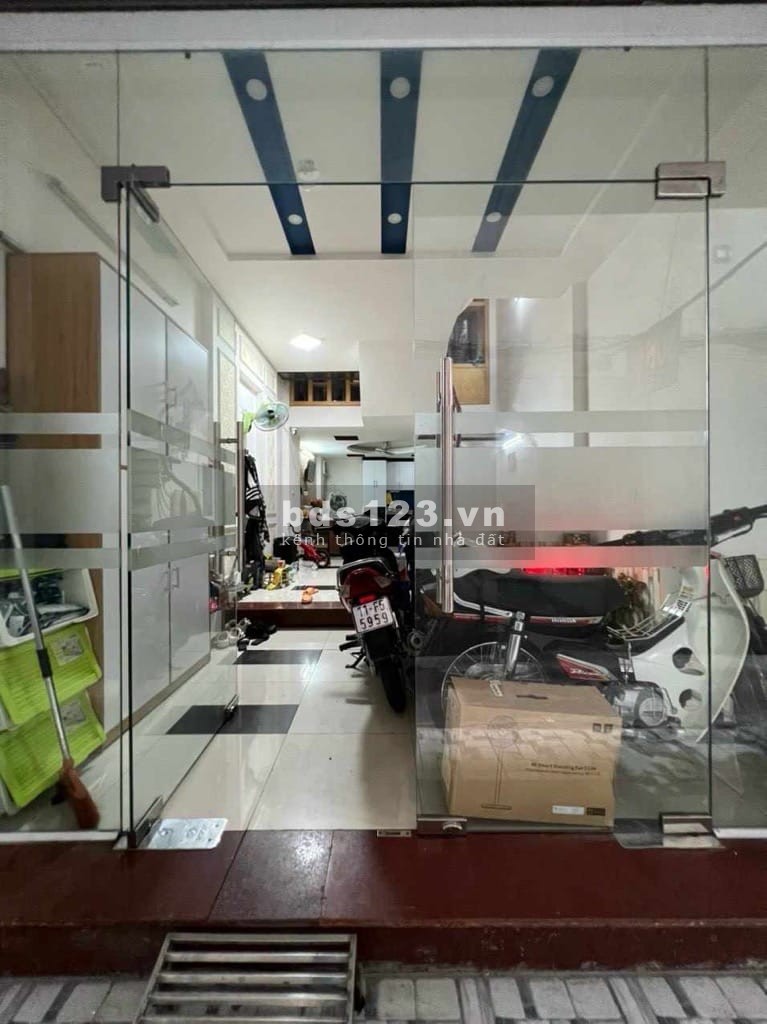 NHÀ ĐẸP- 5 TẦNG 5 NGỦ - 3 BƯỚC RA PHỐ, 3 BƯỚC RA OTO - NGÕ RỘNG - NỞ HẬU - HÀNG XÓM ROYAL CITY