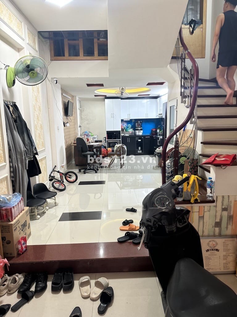 NHÀ ĐẸP- 5 TẦNG 5 NGỦ - 3 BƯỚC RA PHỐ, 3 BƯỚC RA OTO - NGÕ RỘNG - NỞ HẬU - HÀNG XÓM ROYAL CITY