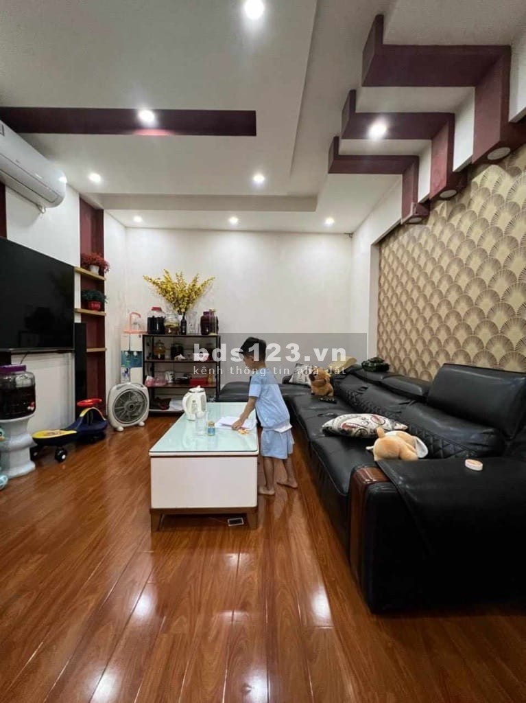 NHÀ ĐẸP- 5 TẦNG 5 NGỦ - 3 BƯỚC RA PHỐ, 3 BƯỚC RA OTO - NGÕ RỘNG - NỞ HẬU - HÀNG XÓM ROYAL CITY