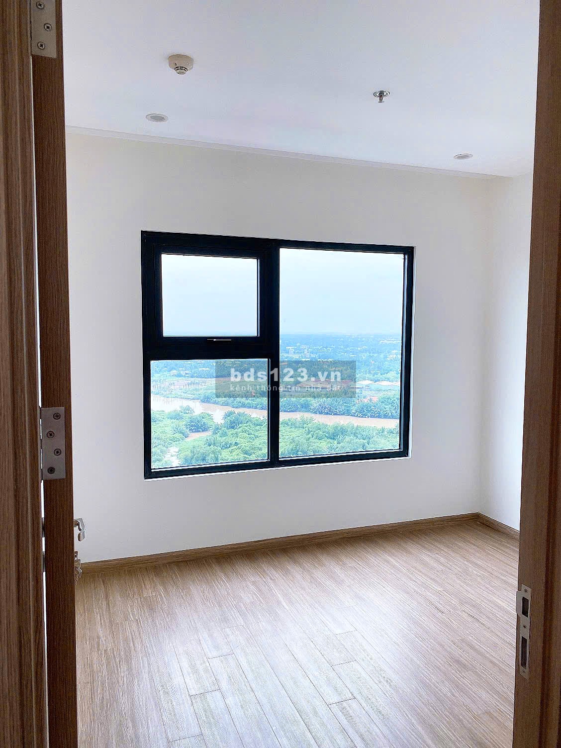 Bán gấp Căn Hộ 2PN + 69m2, Đông Nam, view Sông đẹp, chỉ 2.8 tỷ, đã có sổ Vinhomes Grand Park quận 9