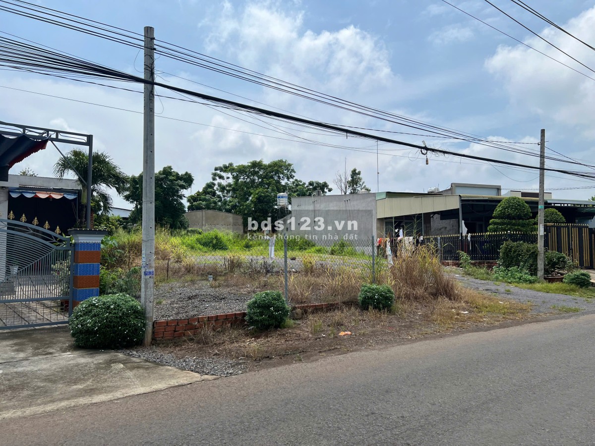 Bán lô đất mặt tiền đường nhựa - Diện tích 126m2 Full thổ cư - Ngay dân cư thuận tiện kinh doanh