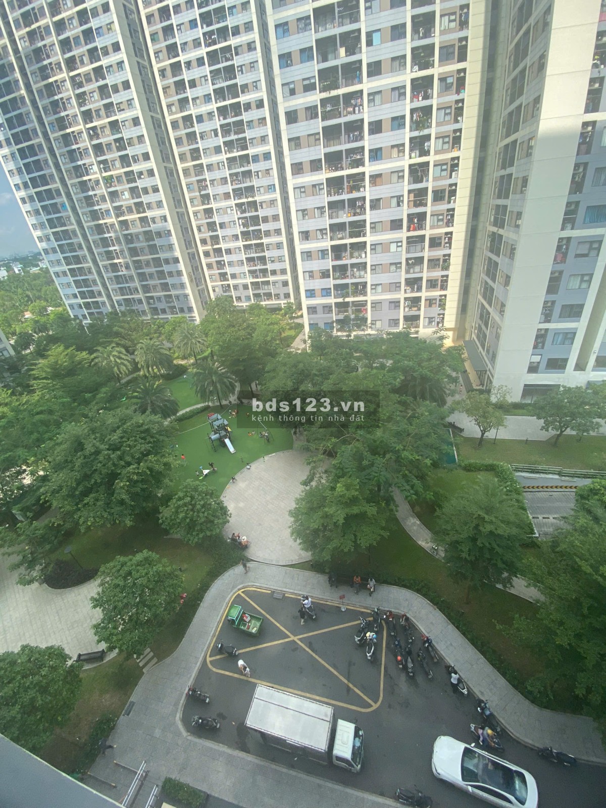 Bán gấp Căn Hộ 2PN, view Nội Khu, giá chỉ 2.2 tỷ, đã có sổ Vinhomes Grand Park quận 9