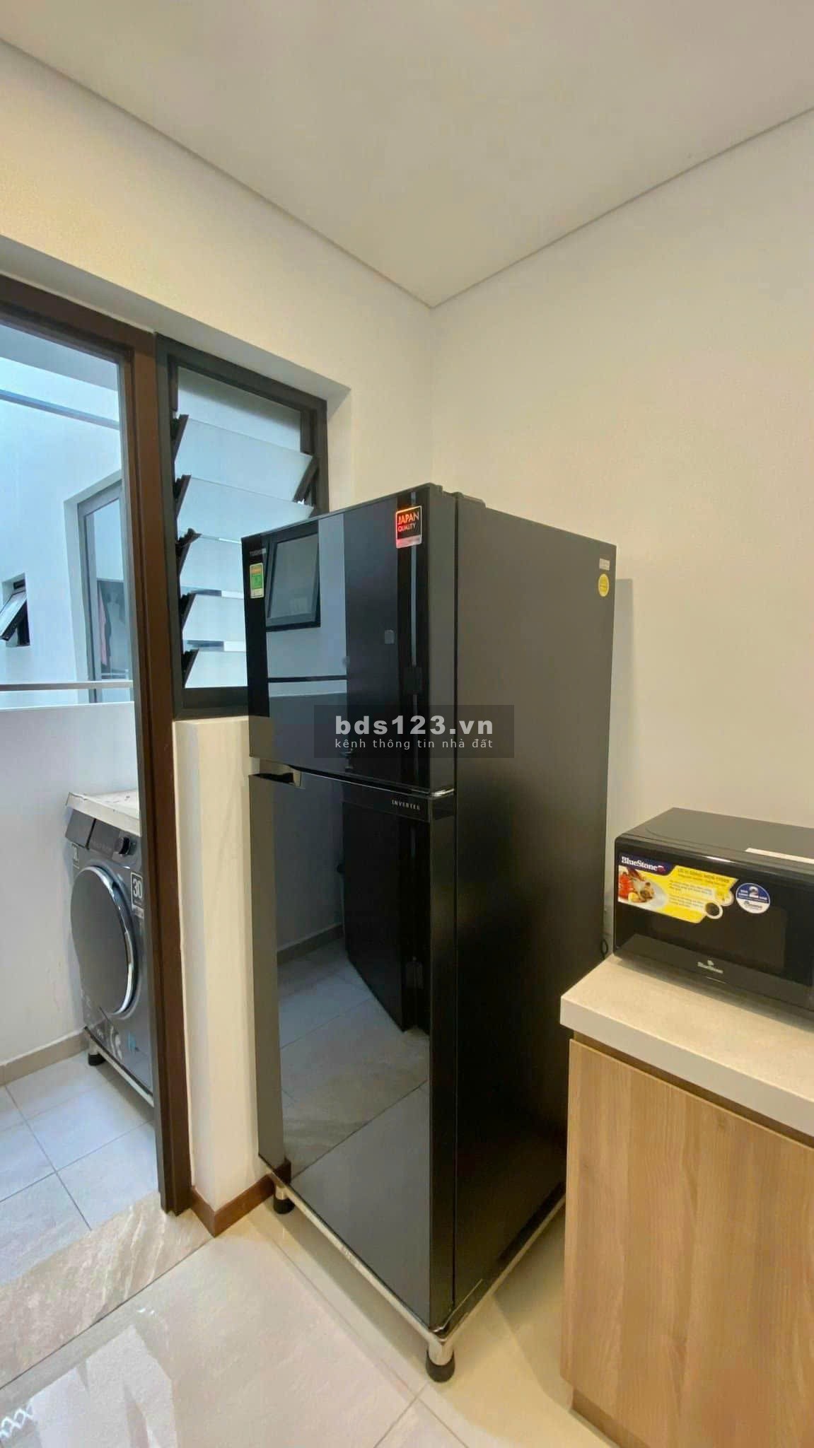 Cho thuê căn 2 phòng ngủ tầng cao One Verandah 18tr/tháng bao phí nhà trống ở ngay