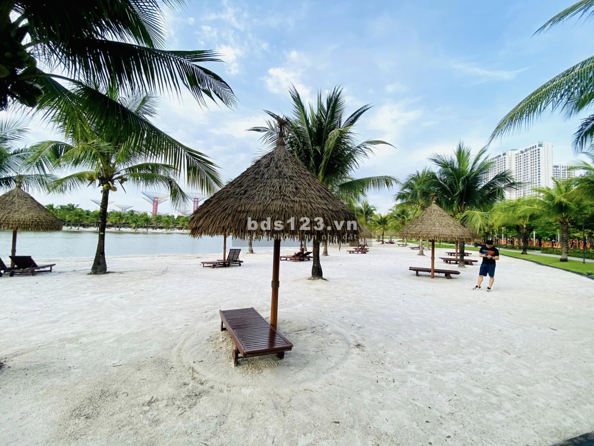 Bán gấp Căn Hộ 2PN, view Nội Khu, giá chỉ 2.2 tỷ, đã có sổ Vinhomes Grand Park quận 9