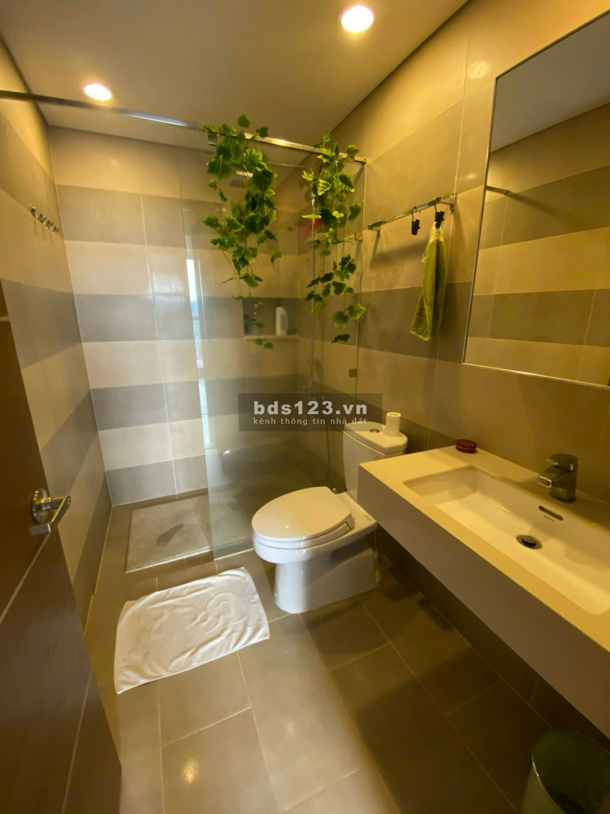 Cho thuê căn hộ 2pn 2wc - 93m2 - Full nội thất gần sân bay giá 18tr/th, ở ngay. LH 0932192028 Ms.Mai