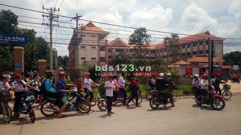 NỢ NGÂN HÀNG CẦN BÁN GẤP LÔ ĐẤT TC 1014M2, DÂN ĐÔNG, NGAY KCN, GẦN TRƯỜNG HỌC, CHỢ . GIÁ 140TR