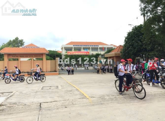 NỢ NGÂN HÀNG CẦN BÁN GẤP LÔ ĐẤT TC 1014M2, DÂN ĐÔNG, NGAY KCN, GẦN TRƯỜNG HỌC, CHỢ . GIÁ 140TR