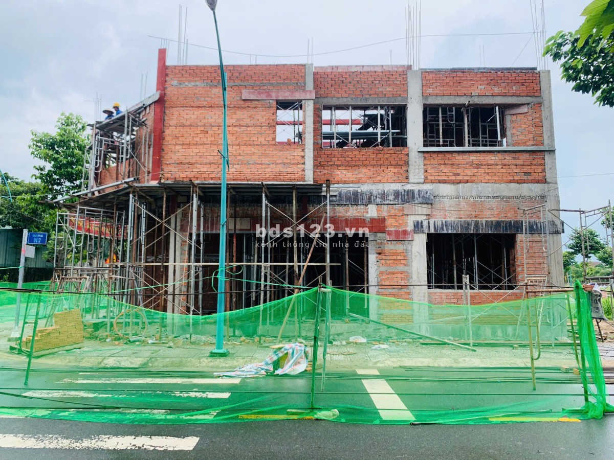 Cần bán 700tr căn nhà phố liền kề, 176m2, gần trung tâm thành phố Thuận An, mặt tiền DT743