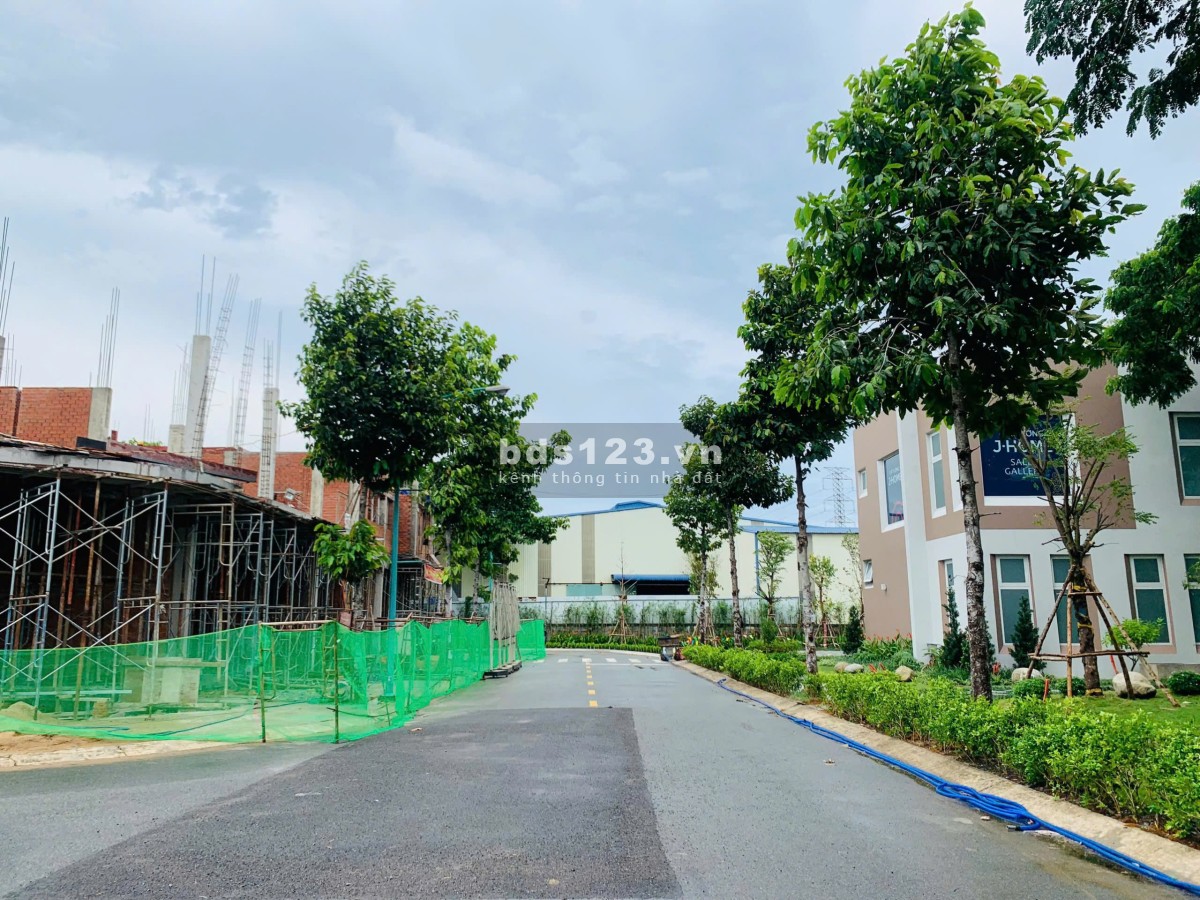 Cần bán 700tr căn nhà phố liền kề, 176m2, gần trung tâm thành phố Thuận An, mặt tiền DT743