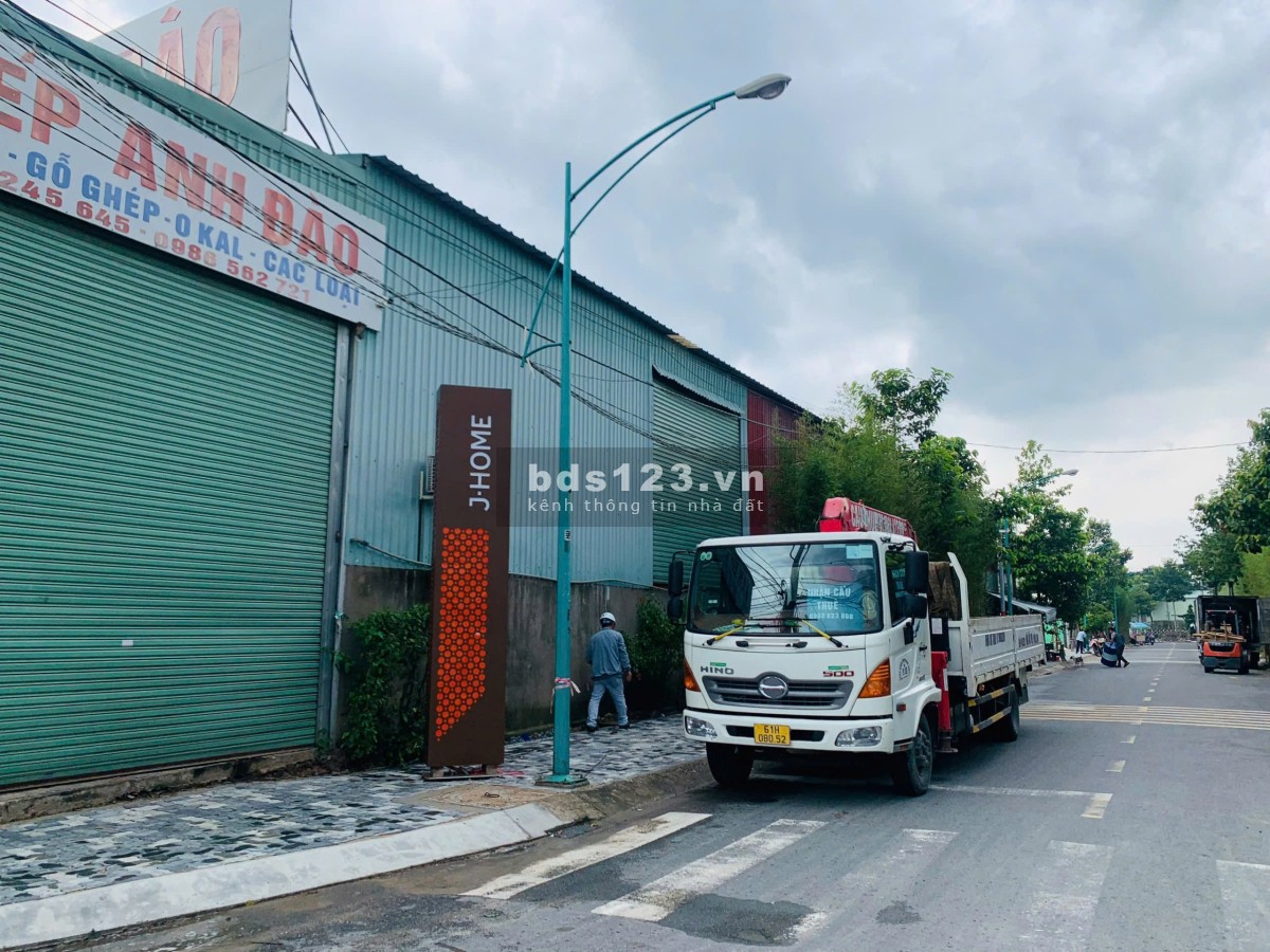 Cần bán 700tr căn nhà phố liền kề, 176m2, gần trung tâm thành phố Thuận An, mặt tiền DT743